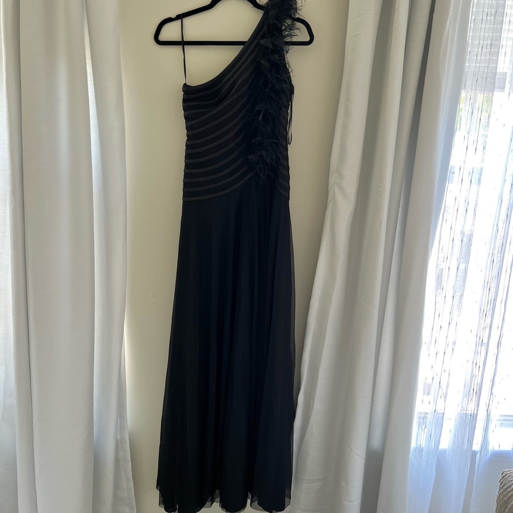 j s collections Black feather dress size : 4